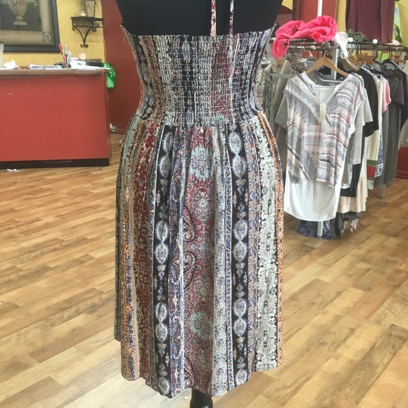 PAPER CRANE NWT Black halter dress w/ smocked back - Picture 4 of 5